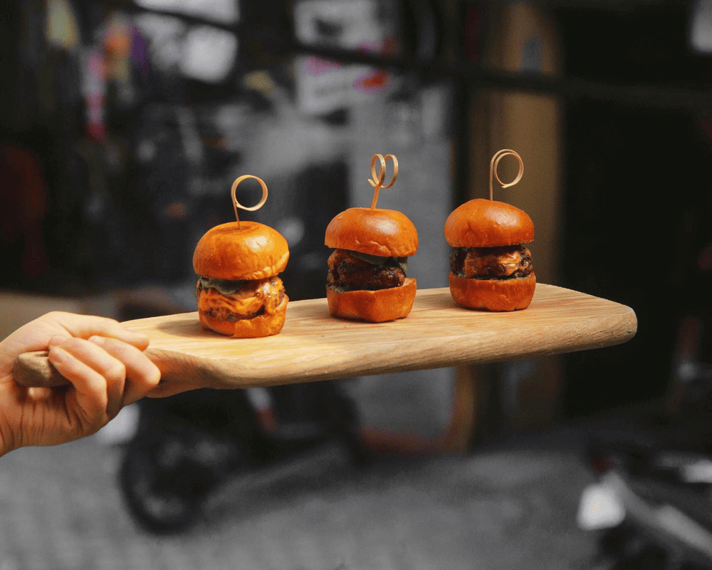 Burger at Muoi Tieu has a very special flavor with rich meat and fragrant caramelized onions (Source: Muối Tiêu - Salt n' Pepper Kitchen)